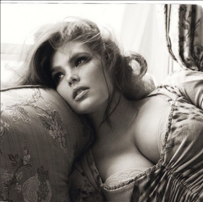 Un model plus size in calendarul Pirelli 2015