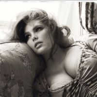 Un model plus size in calendarul Pirelli 2015