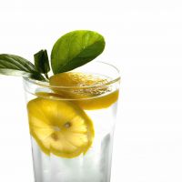 Un mit destramat: apa cu lamaie nu ajuta la aproape nimic